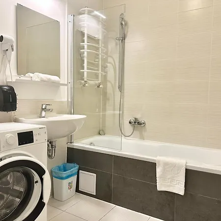 Prime - Spacious 2 Bedroom Family - Parking Included * בודפשט